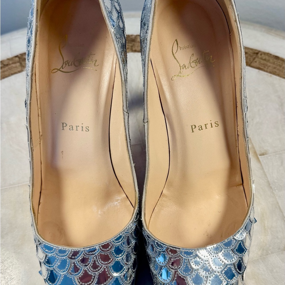 Christian Louboutin Silver Scaled Peep-Toe Heels, size 39 mint condition - Picture 3 of 10